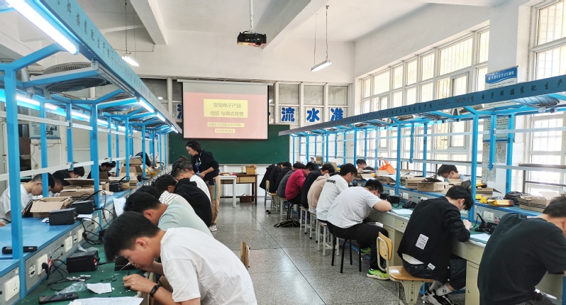 智能電子產品組裝與調試競賽圓滿落幕，電子工程學院打造技術開發新高地